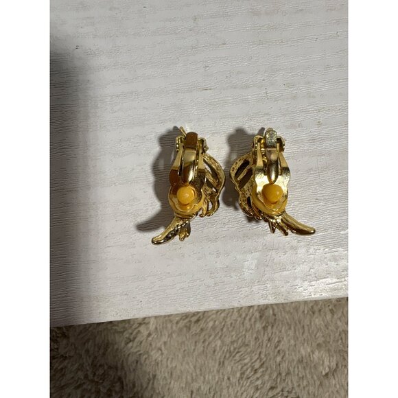 Vintage Gold Tone Leaf Clip-On Earrings Elegant Cut Out Design - Picture 6 of 9